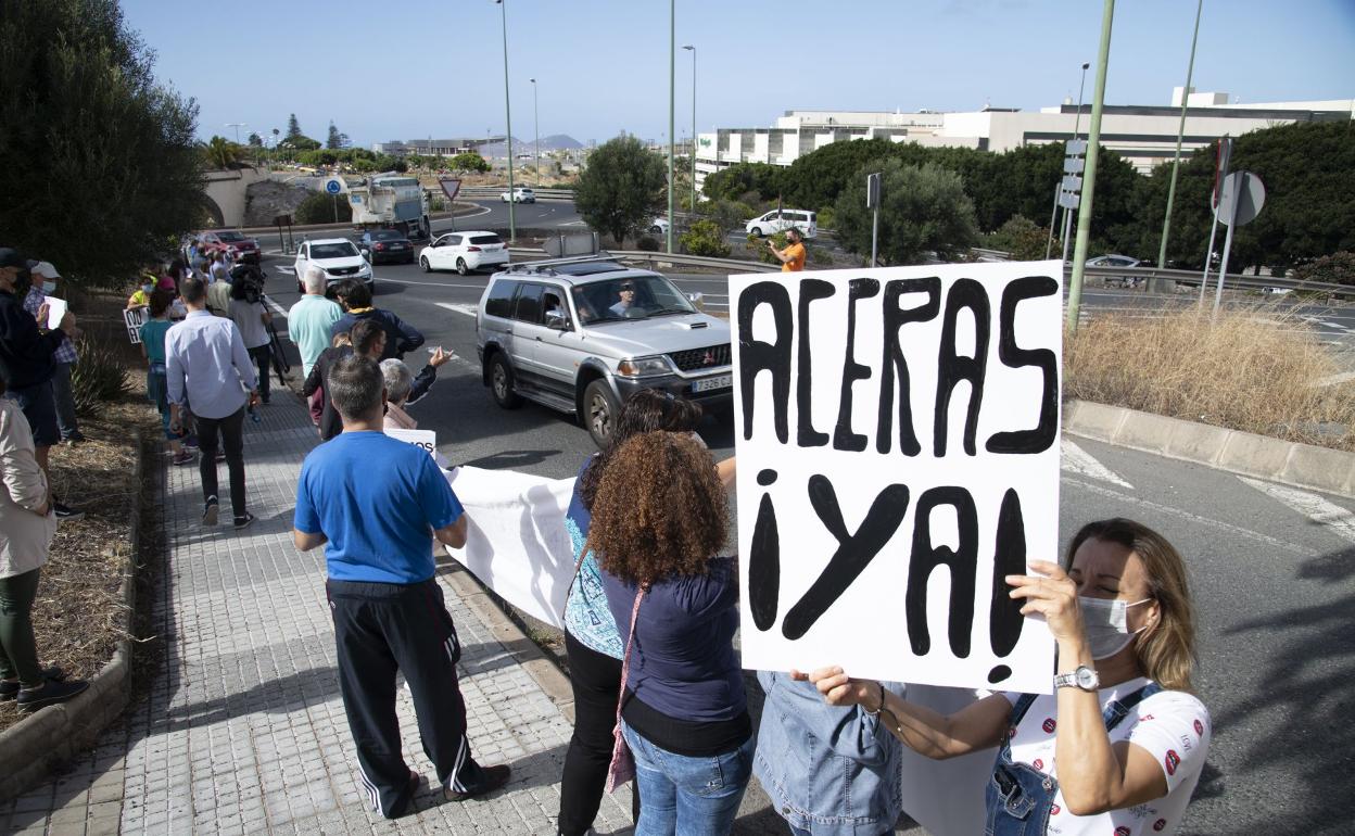 Los vecinos de Almatriche Bajo se han concentrado los viernes de junio para reclamar mejoras. 