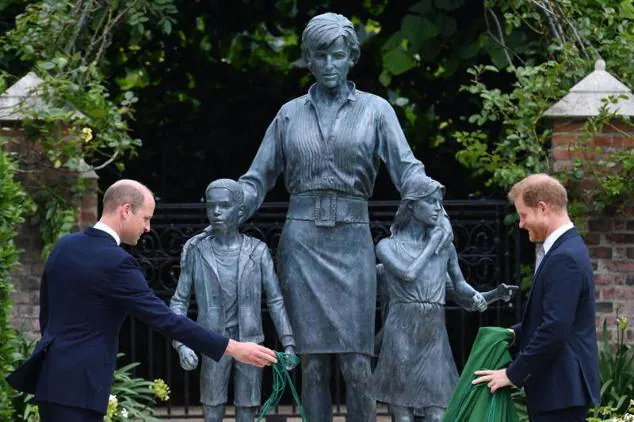 Los hijos de Lady Di, príncipes William y Harry, descubren la estatua de su madre, la princesa Diana, junto a dos niños. 
