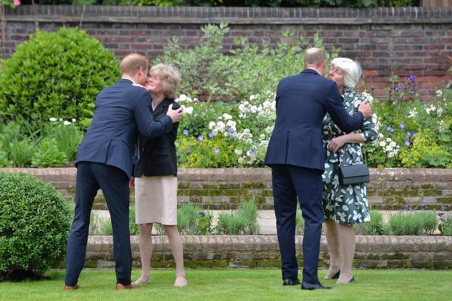 Los hijos de Diana de Gales saludan a sus tías Lady Sarah McCorquodale y Lady Jane Fellowes durante el homenaje a su madre.