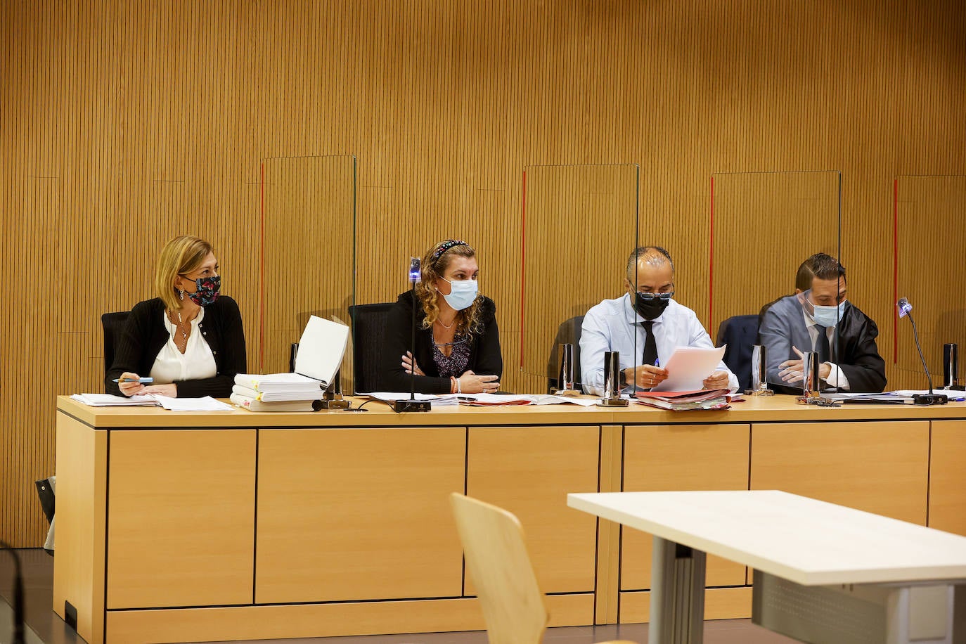 En la imagen, los letrados Idoia Mendizábal, Eugenia Talavera, Miguel Ángel Pérez Diepa y Álvaro Muñoz, que consiguieron la absolución de sus representados.