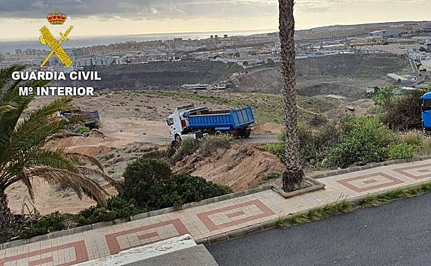 Un vertedero ilegal, causante de la plaga de moscas