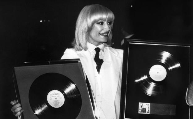 Raffaella consiguió varios discos de oro por sus éxitos musicales 