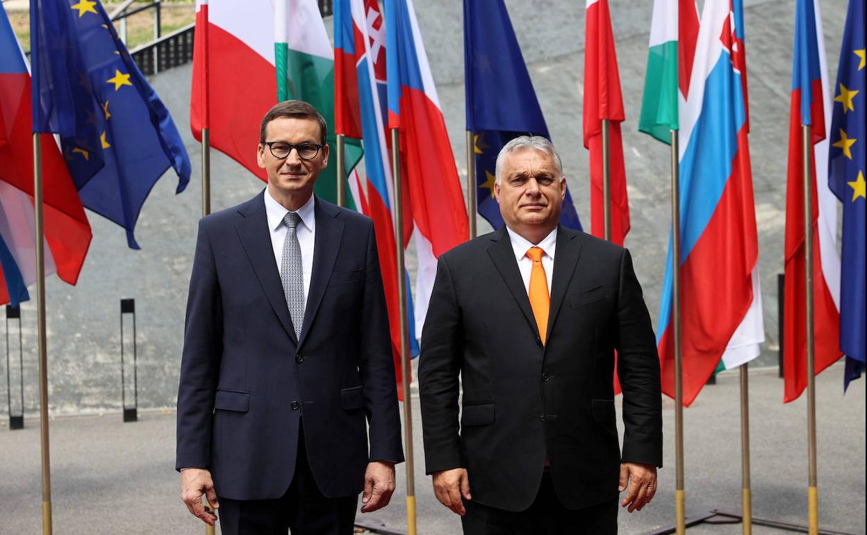 Foto reciente del primer ministro de Hungría, Víktor Orbán, el de la derecha.