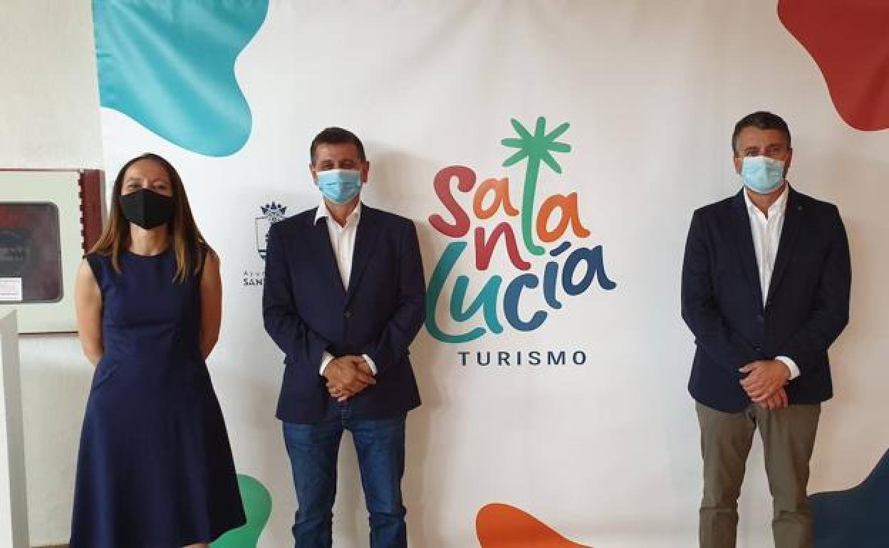 Los ediles Ana Mayor y Servio Vega flanquean al alcalde, Santiago Rodríguez, y al nuevo logotipo. 