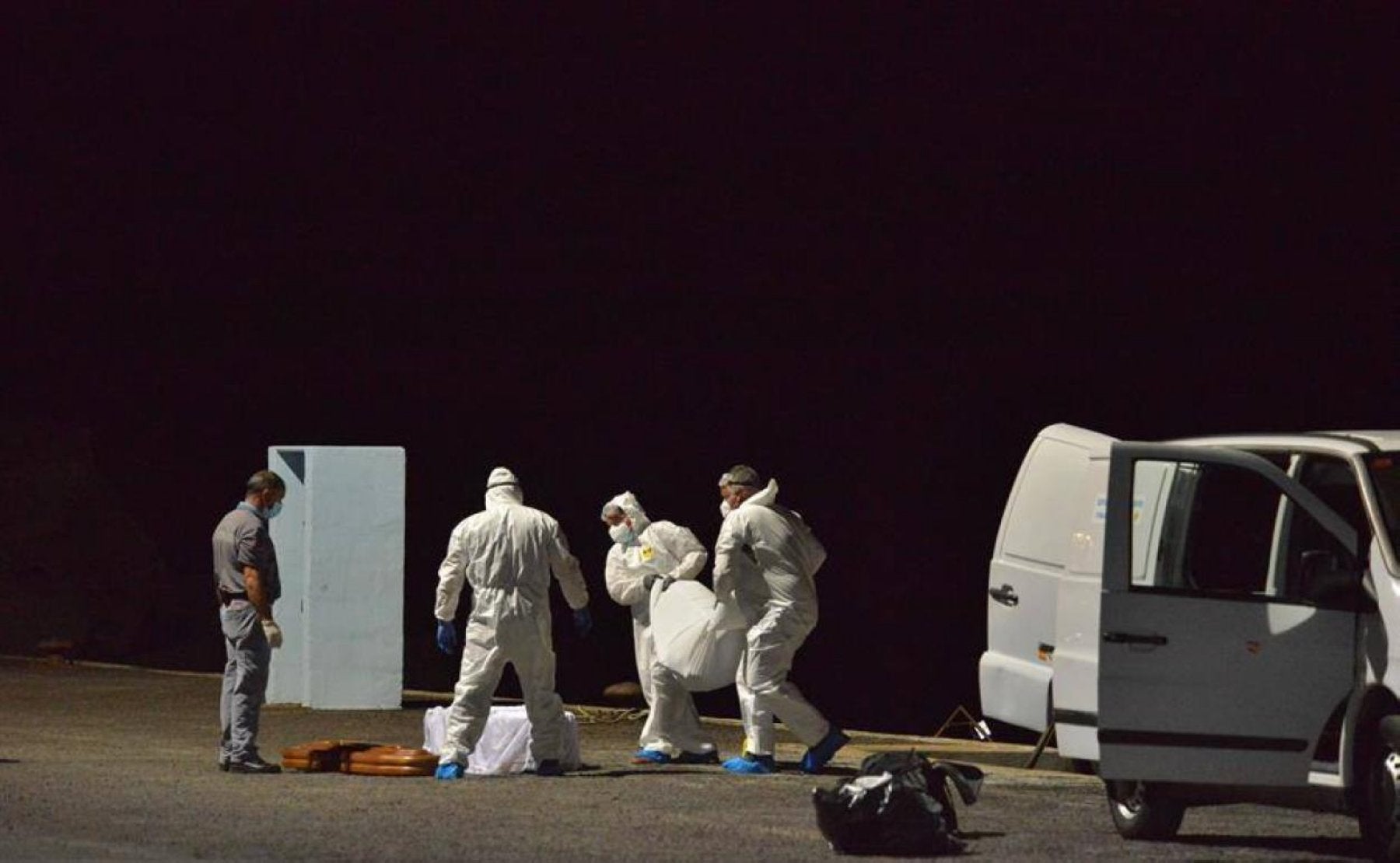 Llegada al puerto de La Restinga de los cadáveres de la tragedia de El Hierro, que se cobró la vida de 17 personas el pasado mes de abril. 