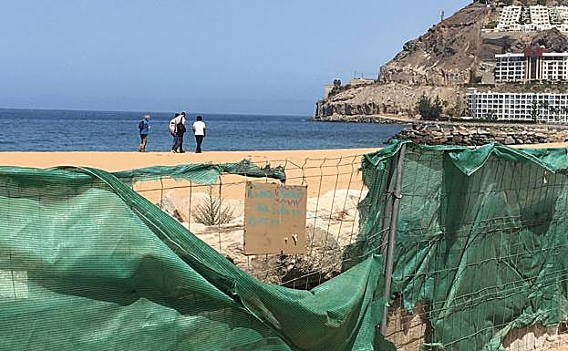 El jefe de Costas y varios técnicos, en Tauro, dentro del vallado. 