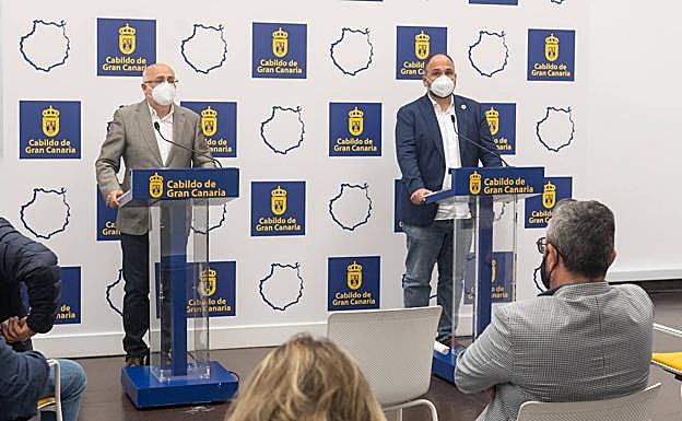 José Antonio Valbuena (derecha) durante una comparecencia, ayer miércoles, junto al presidente del Cabildo. 