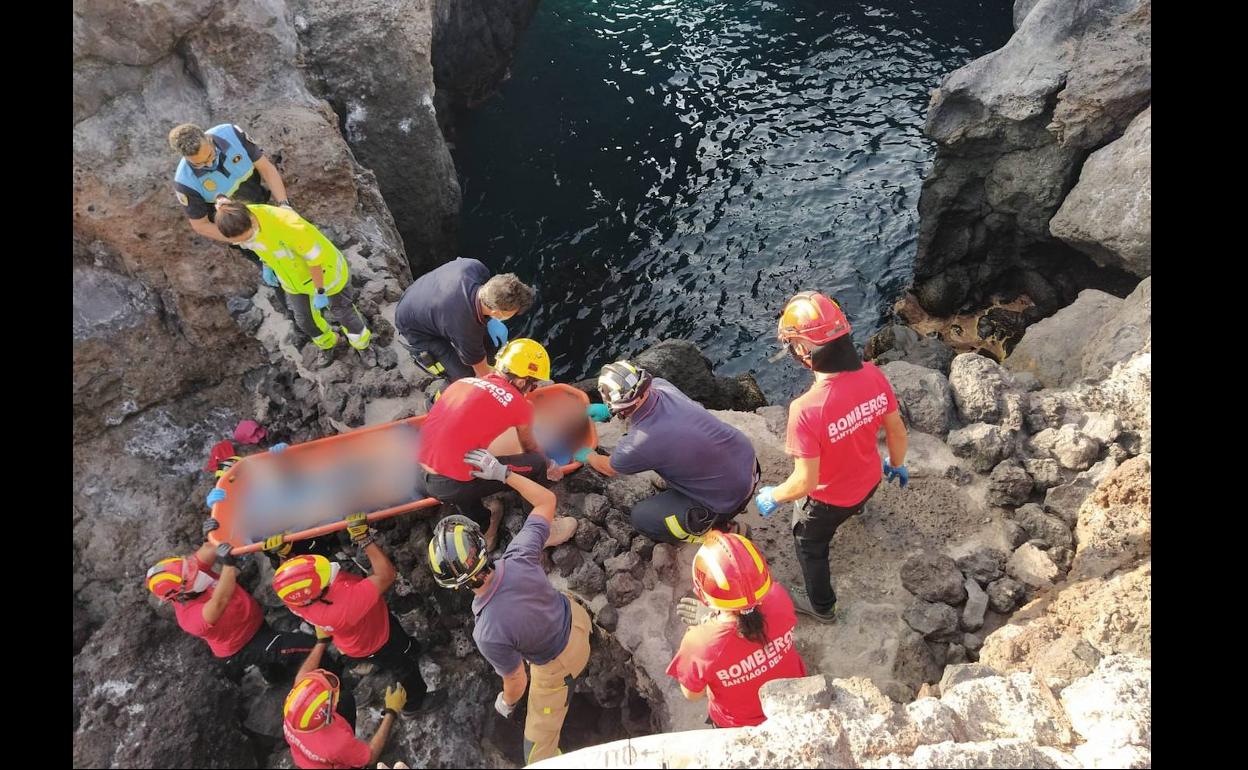 Un joven de 17 años sufre una caída en una zona rocosa en la costa de Tenerife