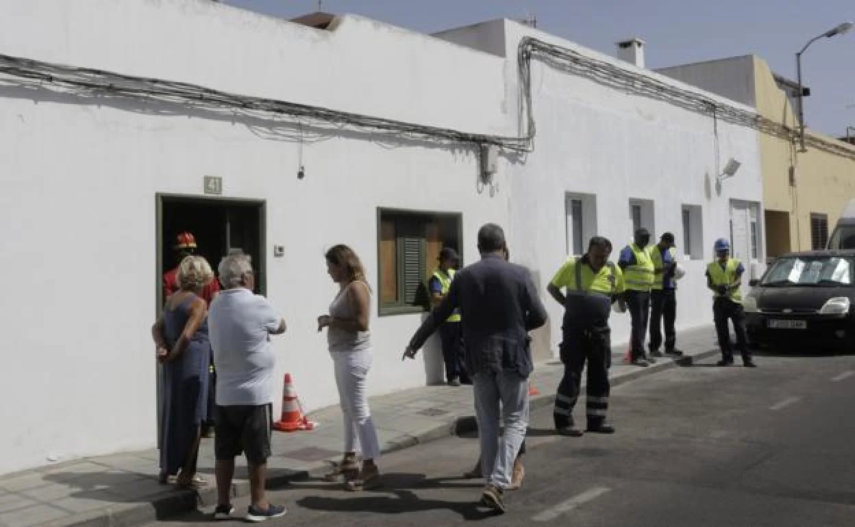 La alcaldesa, Ástrid Pérez, en una casa dañada de la calle Tinamala, en 2019. 