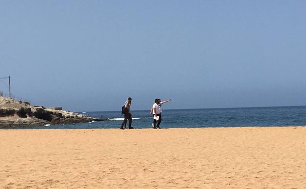 El jefe de Costas, de blanco, y varios técnicos, este miércoles, en la playa de Tauro, tras firmar el acta de reversión. 