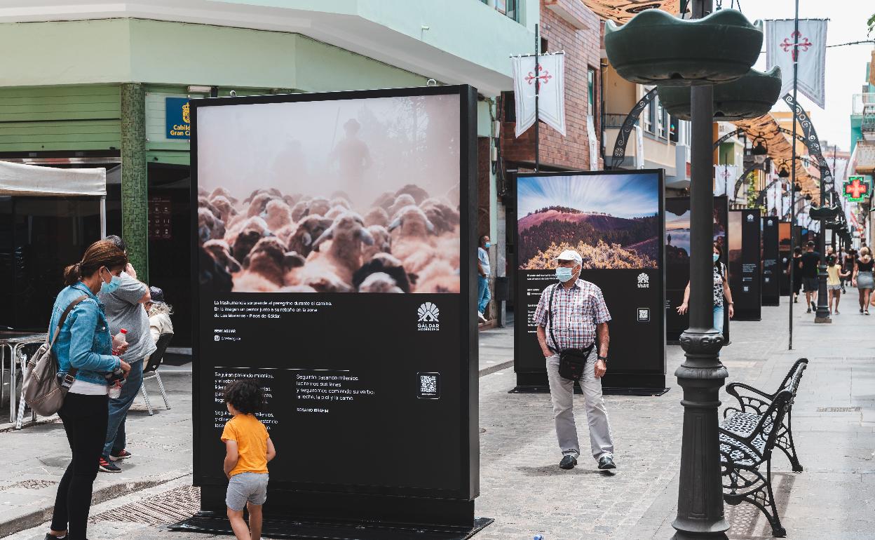 Imagen de la calle Capitán Quesada, engalanada para las fiestas de Santiago 2021. 