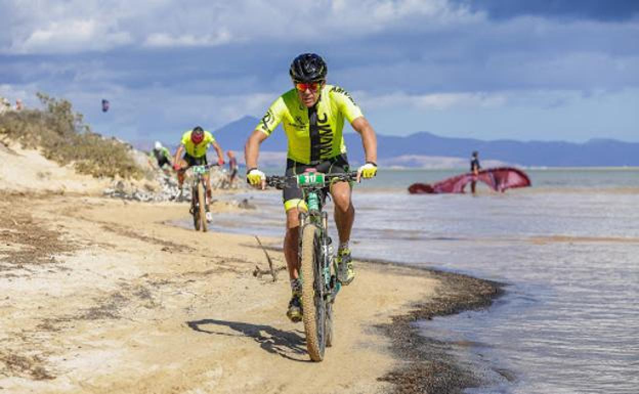 Los deportistas, a su paso por las playas de sotavento de Jandía, en pasadas ediciones. 