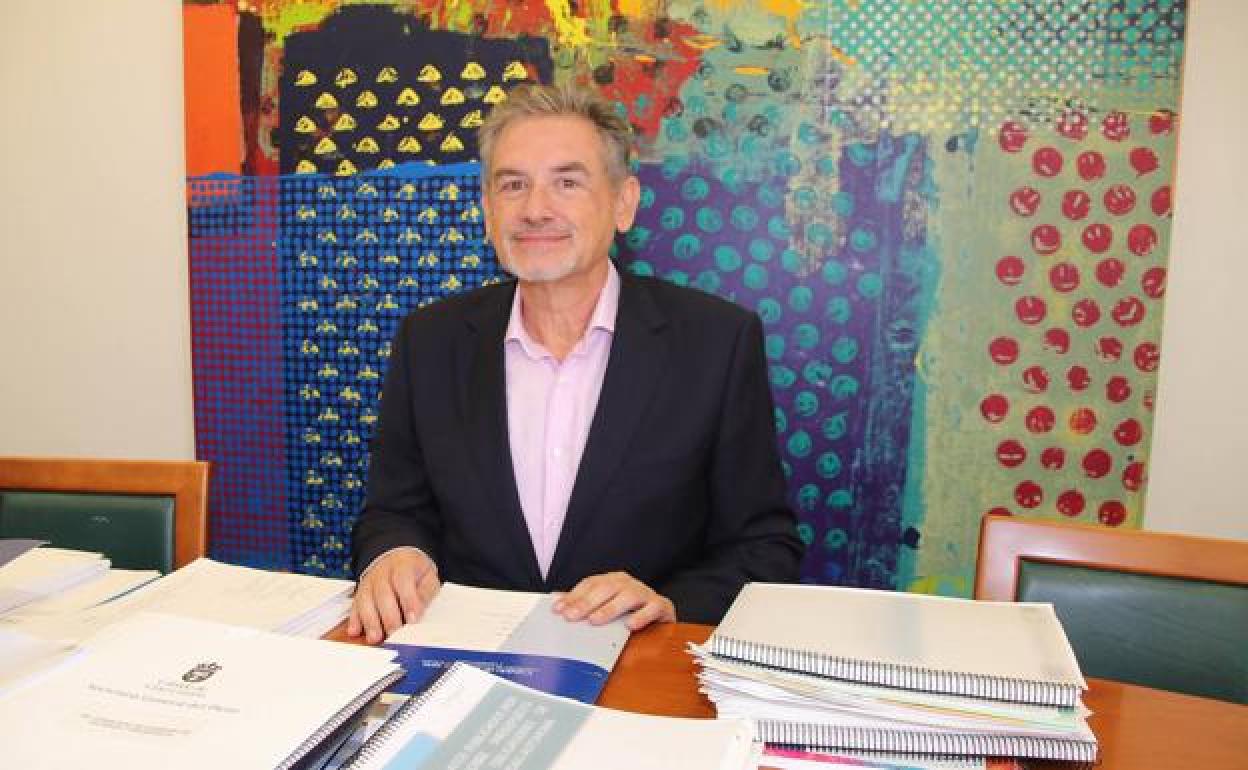 Pedro Justo, consejero de Hacienda, preside la Mesa de Contratación del Cabildo. 