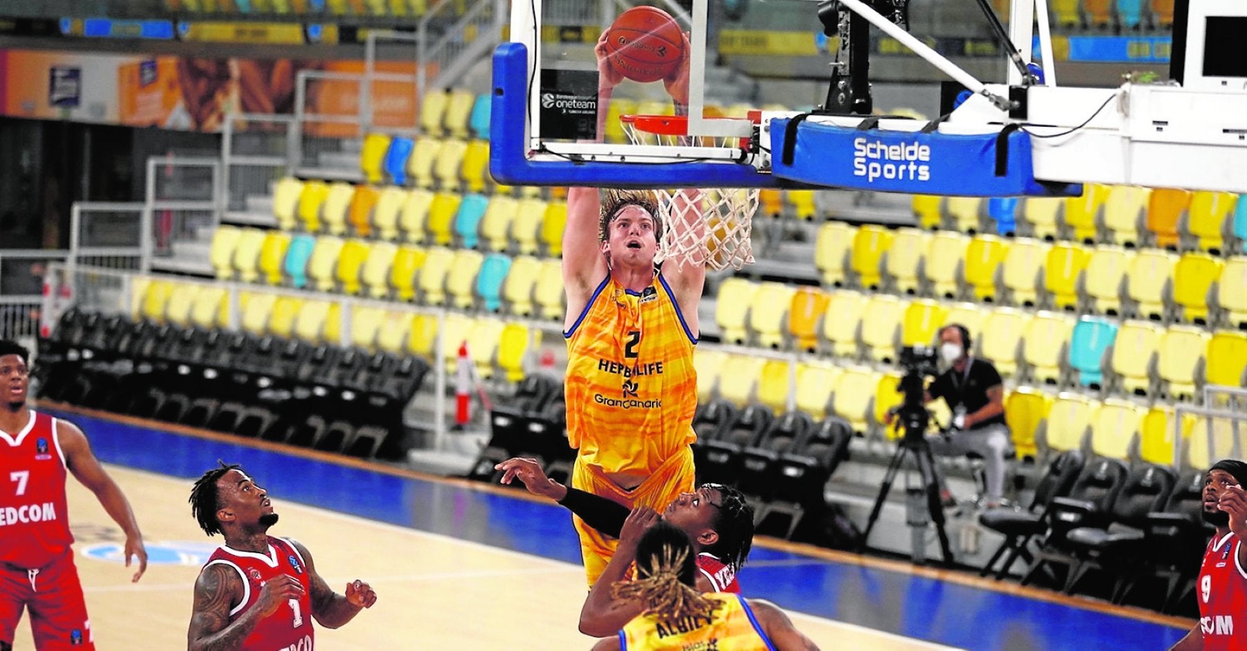 El pívot polaco Olek Balcerowski, elegido mejor joven de la pasada edición de la EuroCup, machaca en el partido de semifinales ante el Mónaco. 