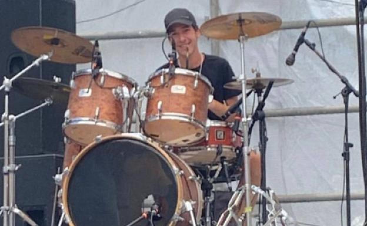 Rubén Bueno junto a su batería. 