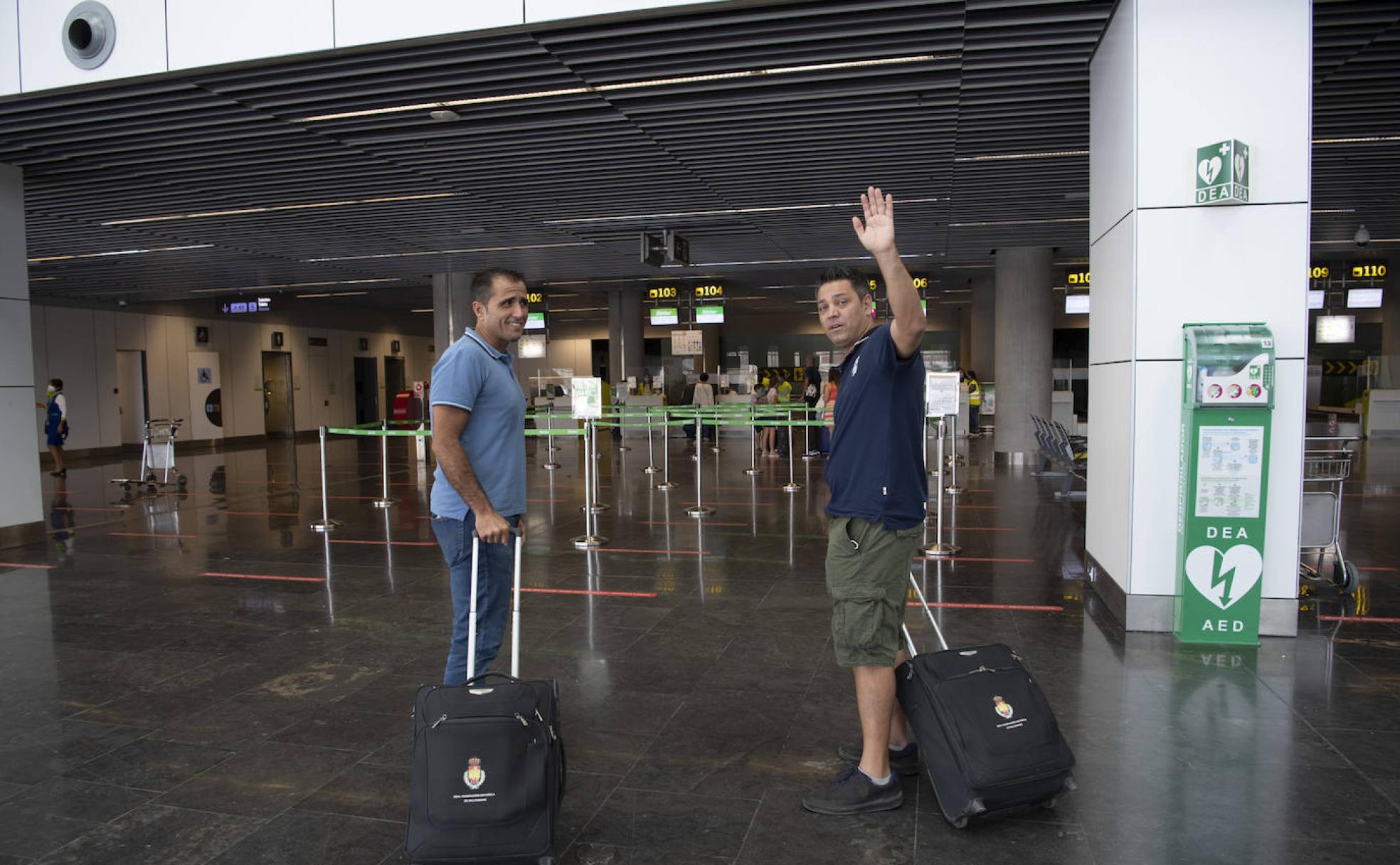 Los árbitros Ángel Sabroso y Óscar Raluy, este viernes en el aeropuerto de Gran Canaria. 