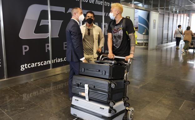 Peñaranda, en su llegada el pasado sábado al aeropuerto de Gran Canaria, con Luis Helguera. 