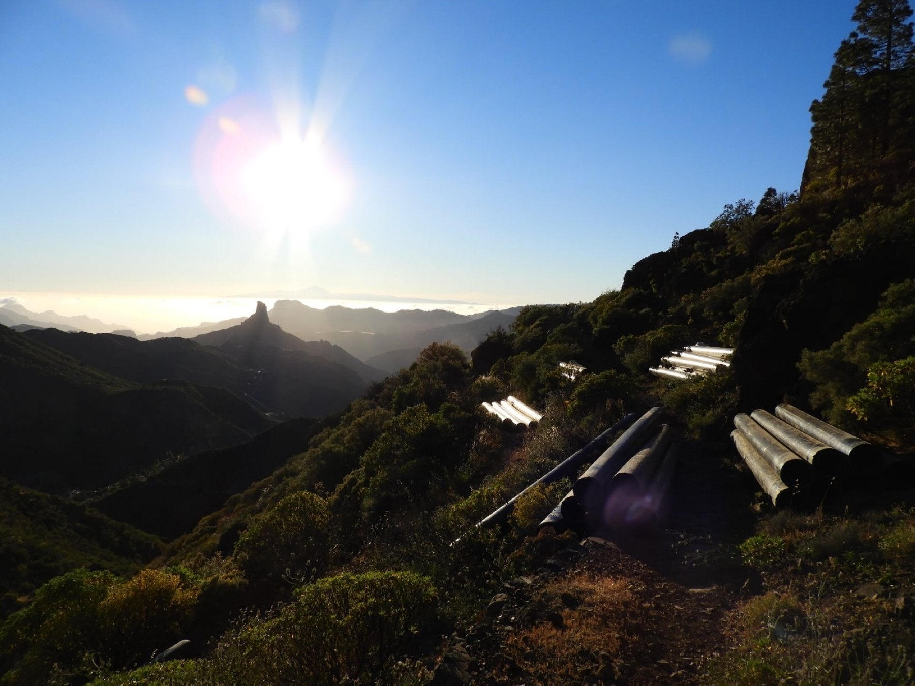 Tuberías depositadas en el entorno de donde supuestamente luego fueron utilizadas para entubar agua procedente de La Mina. 