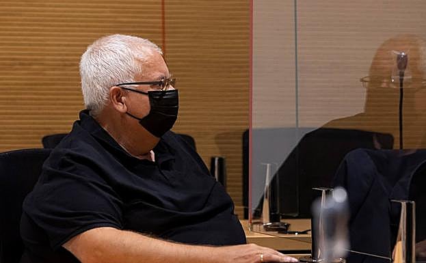 En la imagen, el acusado Luis Jorge M. E. toma notas durante la sesión de ayer. 