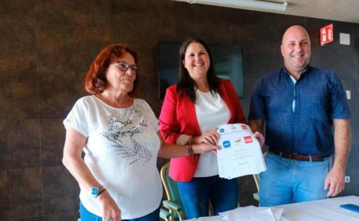 Rita Díaz, Esther Hernández y Sergio Lloret, cuando se firmó la mocion de censura en Tuineje para convertir a Hernández en alcaldesa en 2019. 