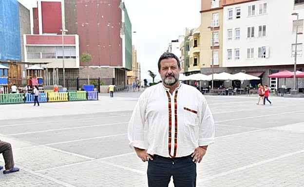 El eurodiputado Manuel Pineda, posa en la plaza del Pilar en una visita a Canarias. 