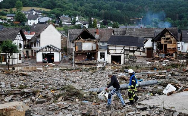 Imagen principal - Alemania recupera ya 120 cadáveres y Lieja pide evacuar la ciudad ante el riesgo de inundación