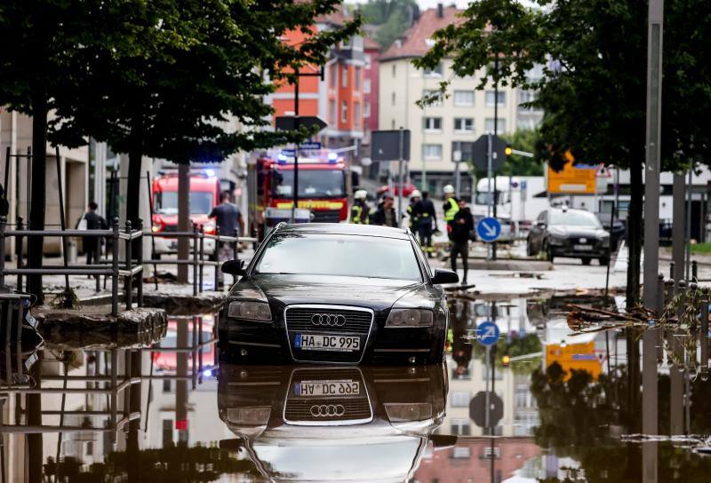 Un coche aparcado en medio de una calle inundada en Hagen,situada en el estado de Renania. 