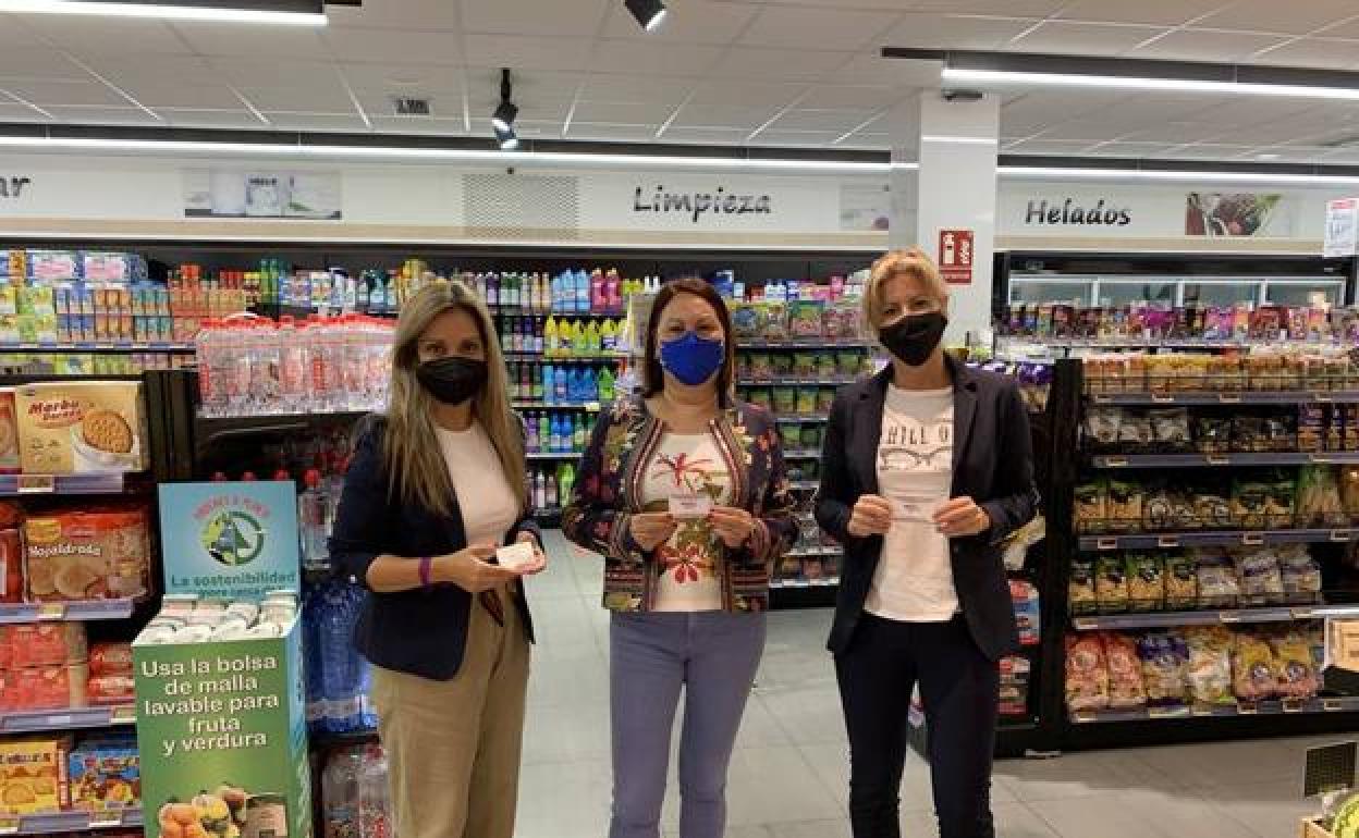 La concejala Vargas, en el centro, muestra las nuevas tarjetas de alimentos junto a las responsables de los supermercados que las aceptan. 