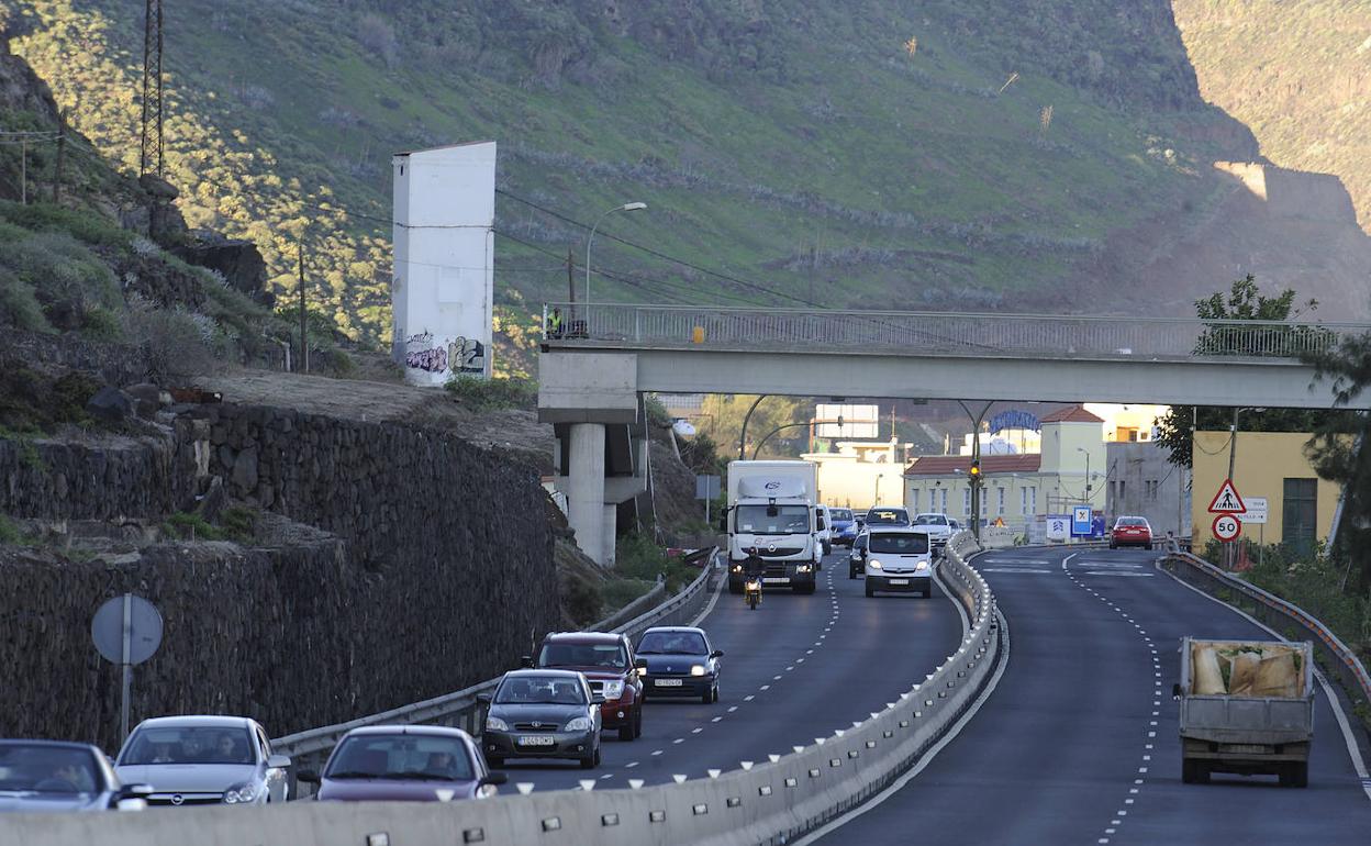 Trazado actual de la GC-2, con velocidad controlada, a su paso por la costa de Moya. 