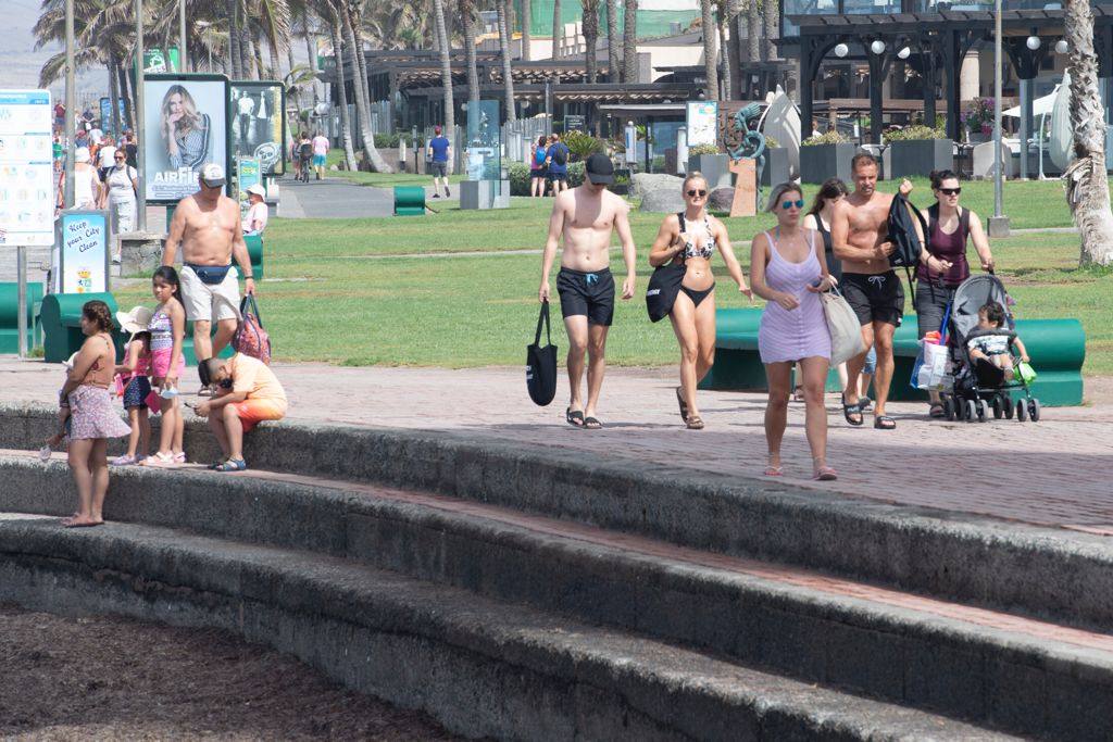 Fotos: Las playas del sur se llenan con los termómetros subiendo
