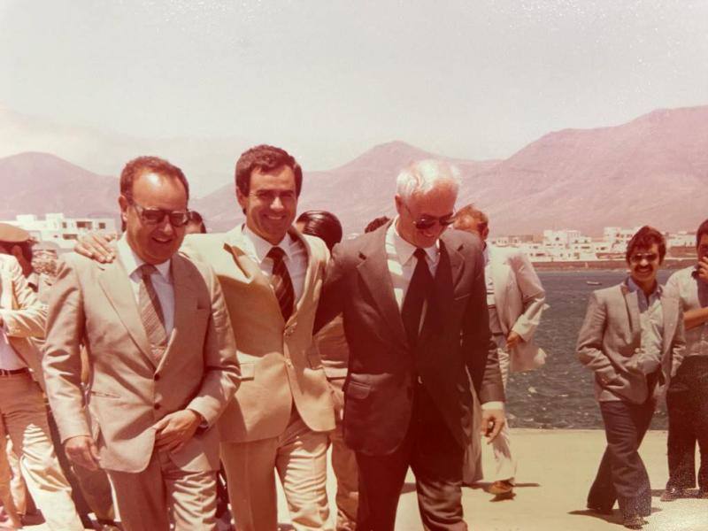 De Izquierda a derecha: Fernando Jiménez Galván, entonces presidente de la Mancomunidad de Cabildos, Honorio García Bravo, entonces alcalde de Yaiza y Antonio Lorenzo, entonces presidente del Cabildo de Lanzarote, en la inauguración del primer muell e Playa Blanca, el 16 de julio de 1981. 