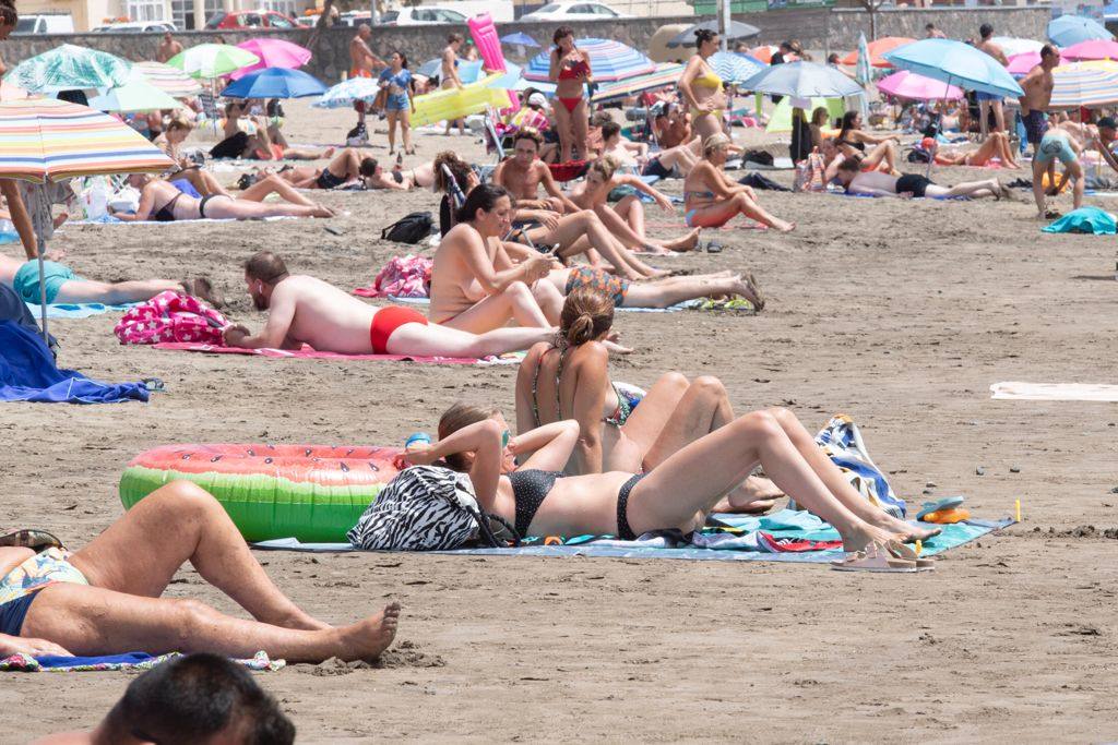 Fotos: Las playas del sur se llenan con los termómetros subiendo