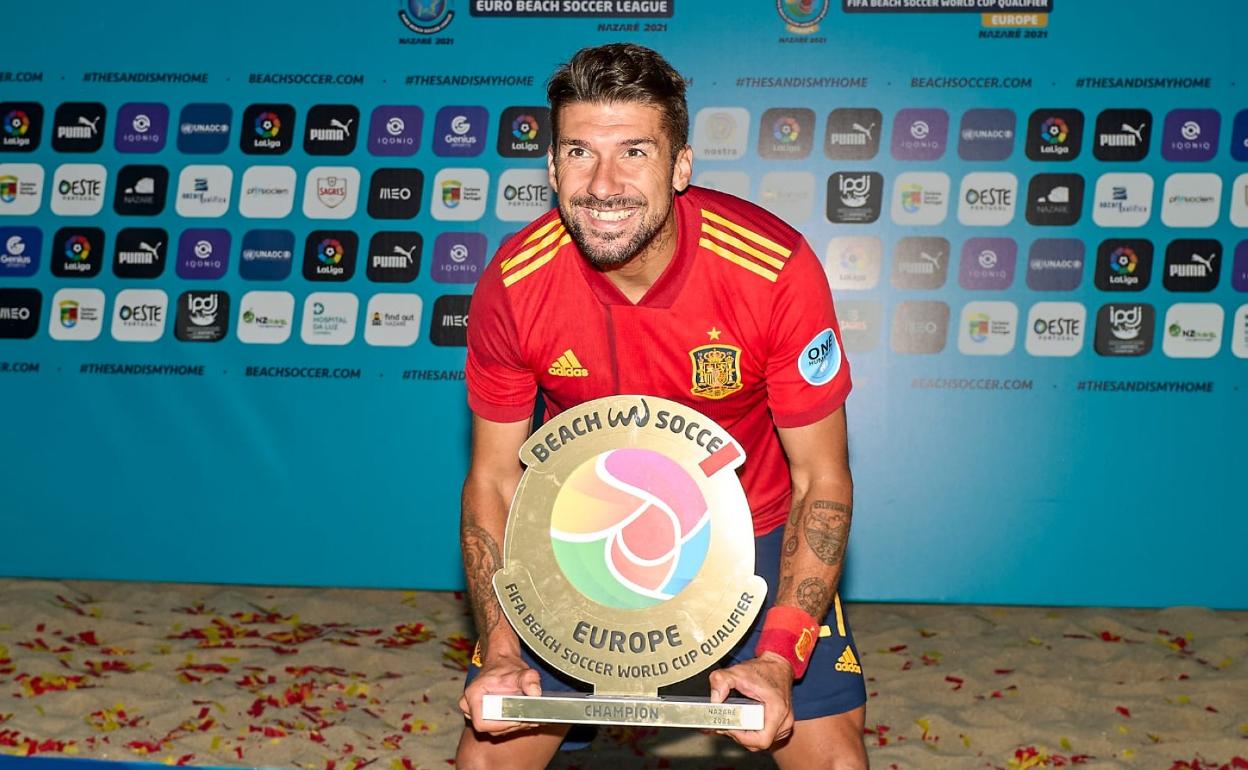 El deportista majorero Pablo Pérez, con el título de campeón de Europa cosechado recientemente con la selección española. 