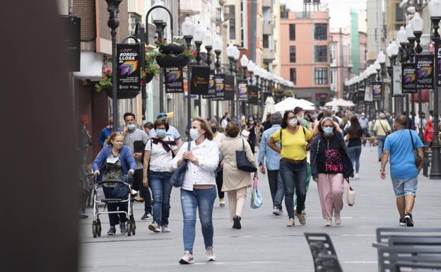 Imagen de archivo de ciudadanos paseando por Triana. 