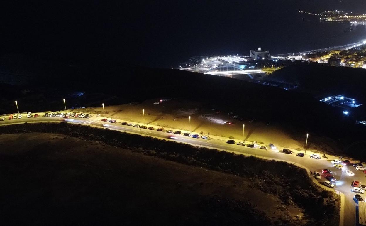 Concentración de coches con música y consumo de alcohol por parte de sus ocupantes en Díaz Casanova el pasado viernes. 