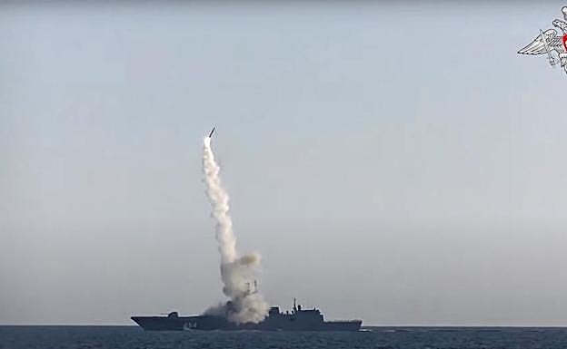 Prueba de lanzamiento de un misil desde un navío ruso. 