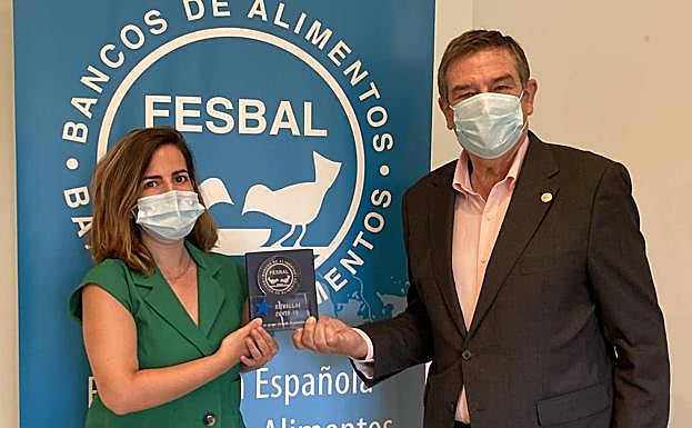 Cristina Ortiz y Miguel Fernánndez en el acto de entrega del reconocimiento. 