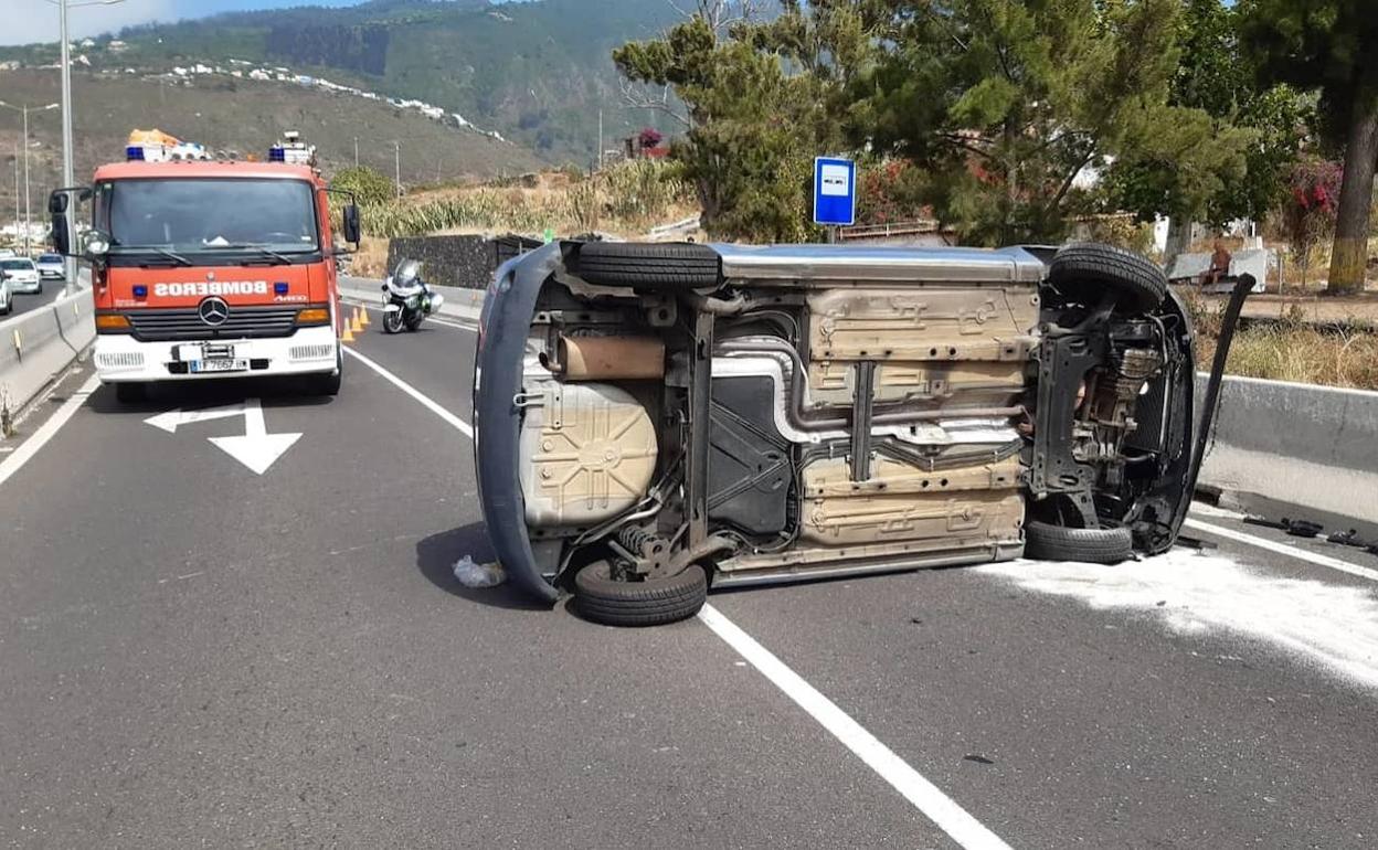 Herido tras volcar con su turismo en Puerto de la Cruz