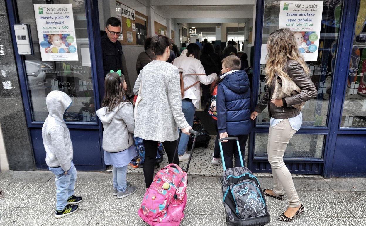 Niños entrando a un colegio.