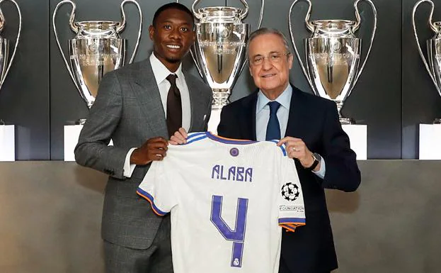 David Alaba posa con su nueva camiseta junto a Florentino Pérez. 