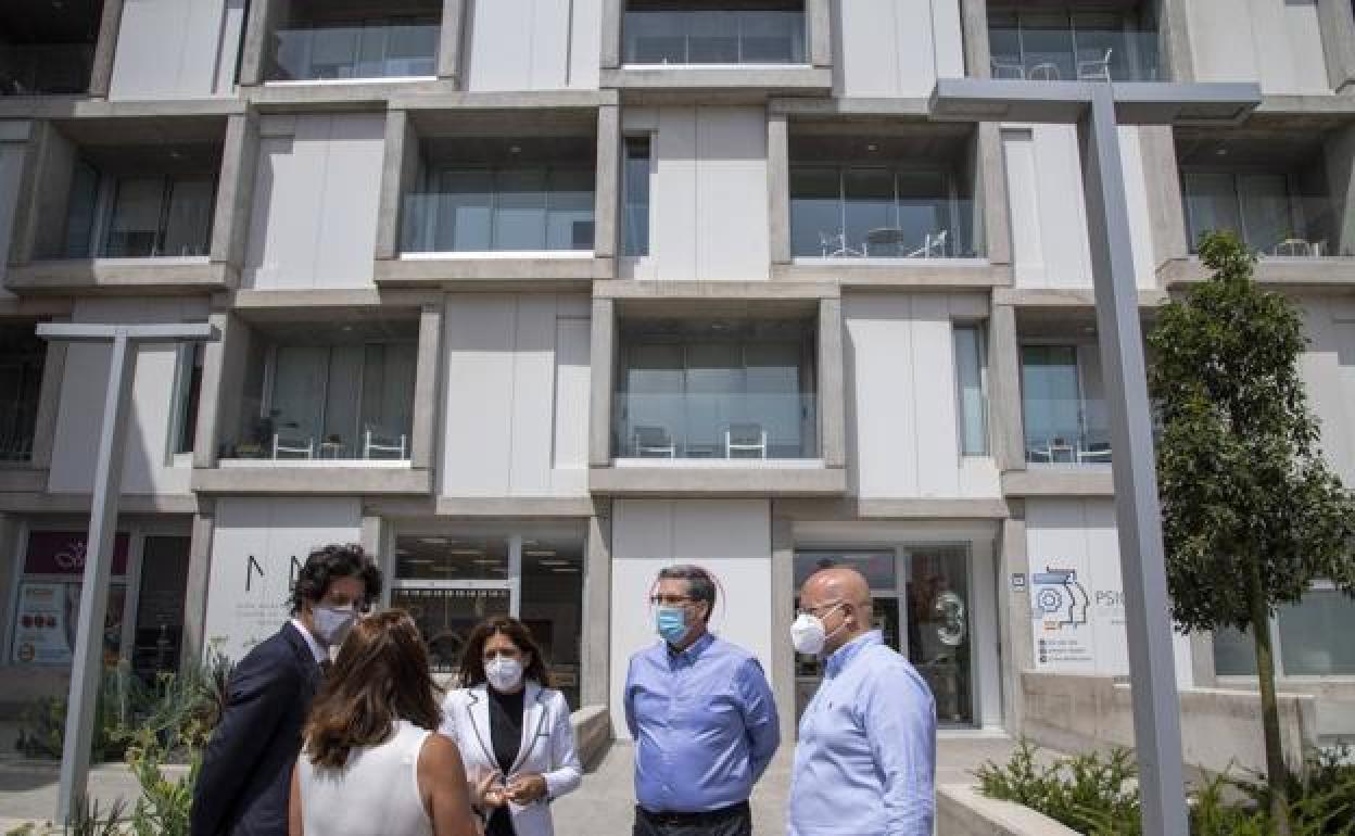 Un momento de la visita de los cargos públicos al edificio Lola Massieu. 