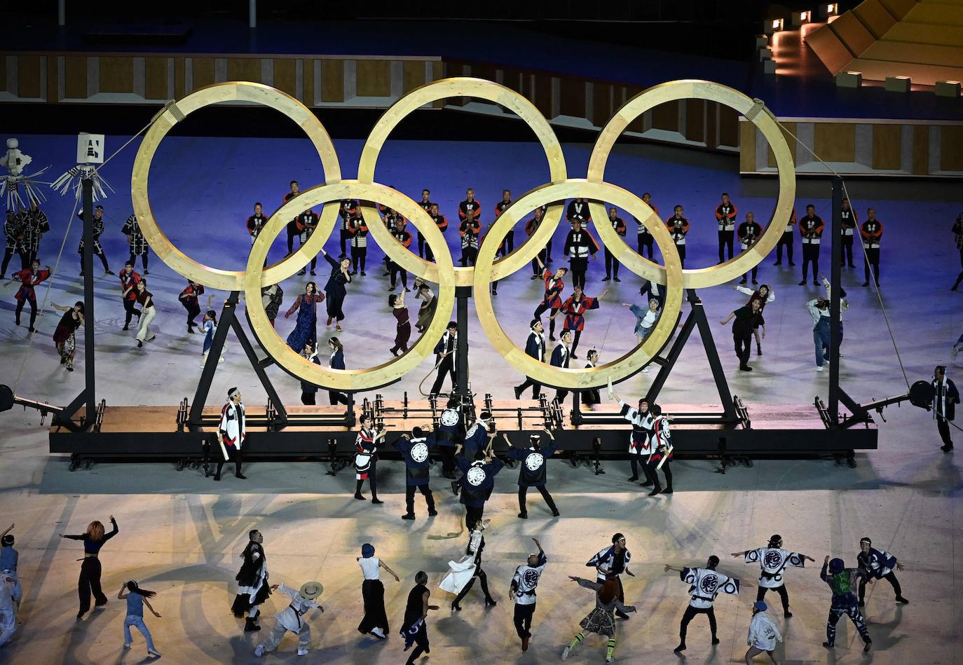 Artistas forman los anillos olímpicos durante la ceremonia de inauguración de los Juegos Olímpicos de Tokio 2020.