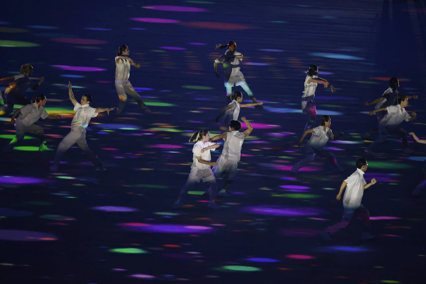 Artistas actúan durante la ceremonia de inauguración de los Juegos Olímpicos de Tokio 2020. 