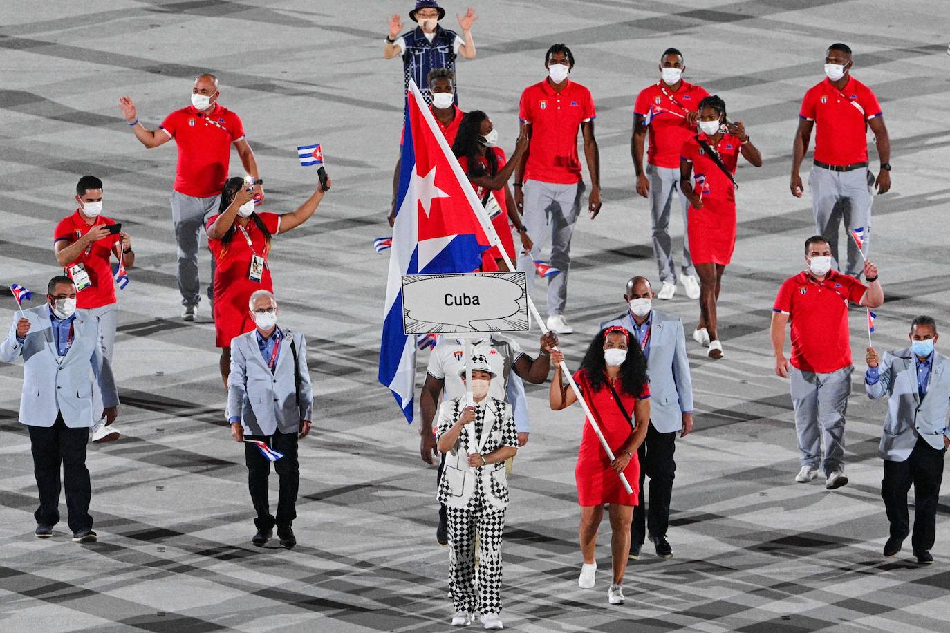 Mijain López Núñez y Yaime Pérez, abanderados de Cuba, encabezan la delegación durante la ceremonia de inauguración de los Juegos Olímpicos de Tokio 2020.