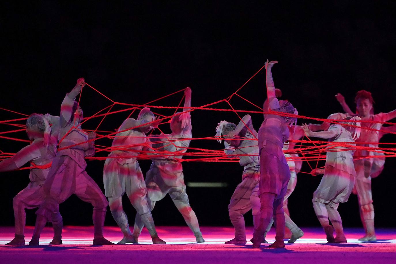 Bailarines actúan durante la ceremonia de inauguración de los Juegos Olímpicos de Tokio 2020.