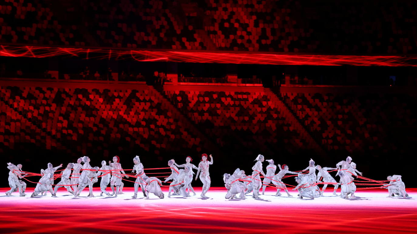 Artistas actúan durante la ceremonia de inauguración de los Juegos Olímpicos de Tokio 2020.