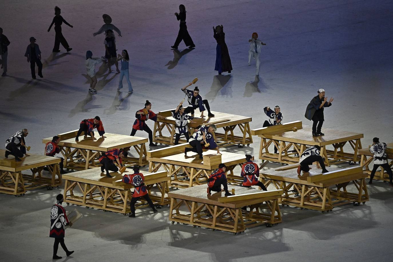 Bailarines actúan durante la ceremonia de inauguración de los Juegos Olímpicos de Tokio 2020. 