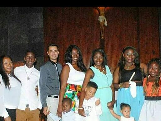 Howie Roka con su familia. 