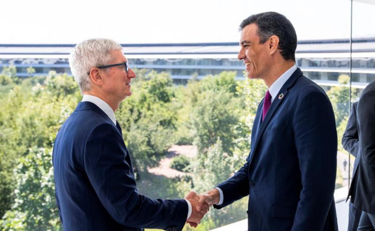 El Presidente del Gobierno, Pedro Sánchez, y el director ejecutivo de Apple, Tim Cook, durante su reunión en Cupertino, California.
