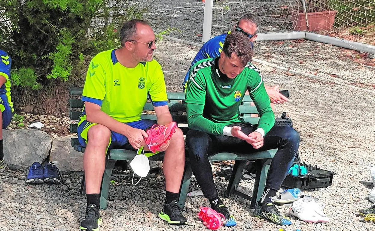 Luis Helguera dialoga con Álex Domínguez en un receso de uno de los entrenamientos en Marbella. 